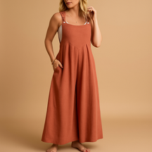 Luchtige dames overall van katoen met wijde pijpen en verstelbare bandjes, verkrijgbaar in diverse kleuren. Perfect voor warme dagen en casual comfort.