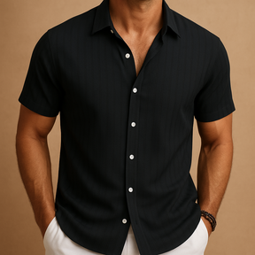 Luchtig herenoverhemd met korte mouwen en klassieke kraag, ideaal voor warme zomerdagen en casual gelegenheden.