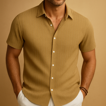 Luchtig herenoverhemd met korte mouwen en klassieke kraag, ideaal voor warme zomerdagen en casual gelegenheden.