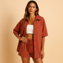 Mouwloos dames wintervest in zacht materiaal met klassieke pasvorm, ideaal voor laagjes en casual winterlooks.