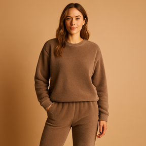 Comfortabele pyjamaset voor dames met lange mouwen en broek in roze, rood, bruin en grijs – ideaal om thuis te ontspannen.
