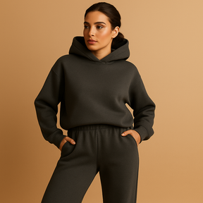 Oversized loungewear set voor dames met hoodie en joggingbroek, ideaal voor ontspannen dagen thuis of onderweg.