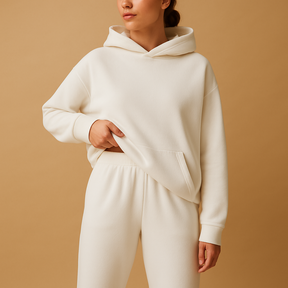 Oversized loungewear set voor dames met hoodie en joggingbroek, ideaal voor ontspannen dagen thuis of onderweg.