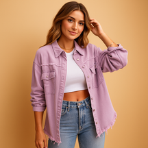 Oversized spijkerjas voor dames met destroyed look in licht en donker denim. Comfortabel, trendy en veelzijdig voor casual en stijlvolle outfits.