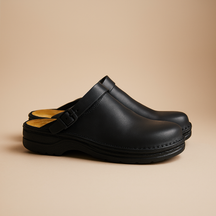 Comfortabele pantoffels voor heren met zachte binnenzool en stevige buitenzool, in de kleuren bruin, donkerbruin en zwart.