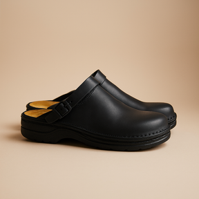 Comfortabele pantoffels voor heren met zachte binnenzool en stevige buitenzool, in de kleuren bruin, donkerbruin en zwart.