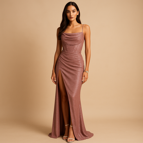 Satijnen corsetjurk voor dames met flatterende pasvorm, hoge split en luxe glans, perfect voor gala’s en formele evenementen.
