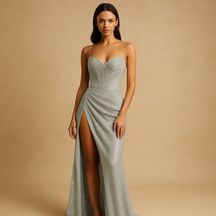 Satijnen corsetjurk voor dames met flatterende pasvorm, hoge split en luxe glans, perfect voor gala’s en formele evenementen.