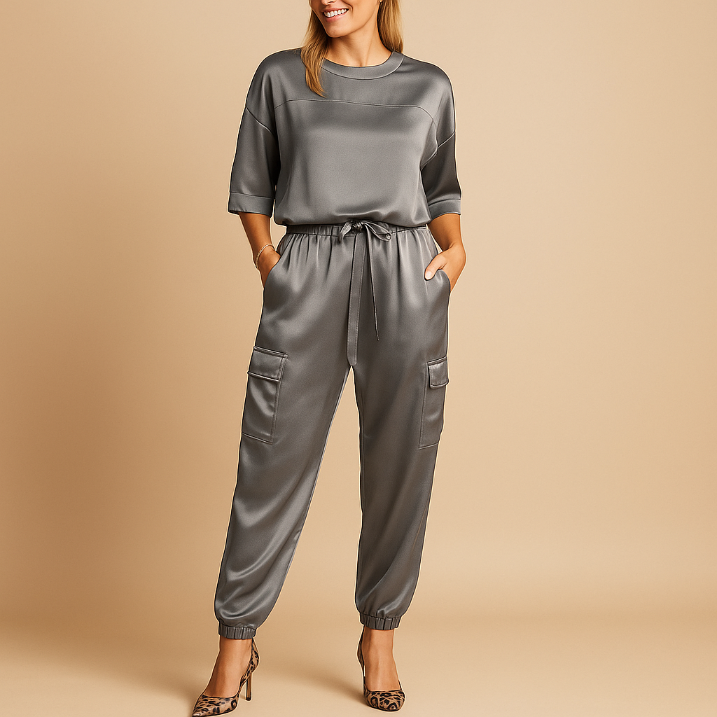 Dames satijnen set met glanzende top en rechte broek, ideaal voor thuis of elegante gelegenheden