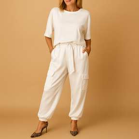 Dames satijnen set met glanzende top en rechte broek, ideaal voor thuis of elegante gelegenheden