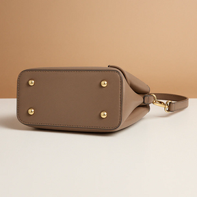 Schoudertas voor dames met geometrisch patroon, metalen accenten en verstelbare draagoptie, geschikt voor dagelijks en formeel gebruik.