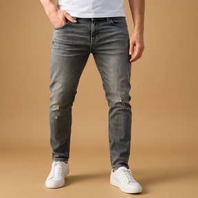 Slim fit herenjeans in blauw of grijs met gescheurd detail, gemaakt van duurzaam stretchdenim voor een stoere en comfortabele urban look.