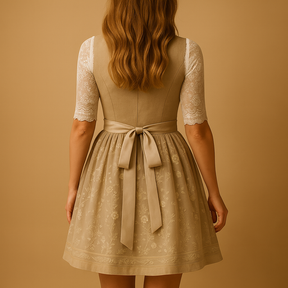 Authentieke damesoutfit in traditionele Zeeuwse stijl, ideaal voor culturele evenementen en festiviteiten.