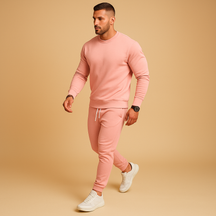 Trainingspak voor heren met moderne sweater en comfortabele joggingbroek, ideaal voor dagelijks gebruik, thuis of onderweg.