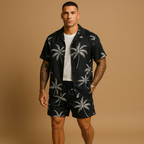 Zomerset voor heren met tropische palmbomen- en verenprint, perfect voor zonnige vakantiedagen en zomerse uitstapjes.