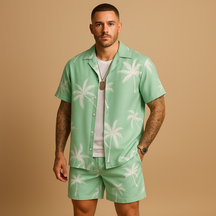 Zomerset voor heren met tropische palmbomen- en verenprint, perfect voor zonnige vakantiedagen en zomerse uitstapjes.