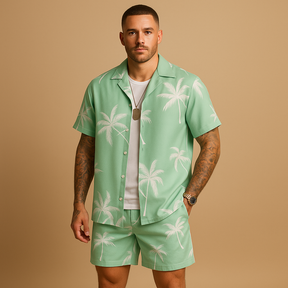 Zomerset voor heren met tropische palmbomen- en verenprint, perfect voor zonnige vakantiedagen en zomerse uitstapjes.