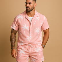 Zomerset voor heren met tropische palmbomen- en verenprint, perfect voor zonnige vakantiedagen en zomerse uitstapjes.