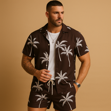 Zomerset voor heren met tropische palmbomen- en verenprint, perfect voor zonnige vakantiedagen en zomerse uitstapjes.
