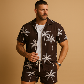Zomerset voor heren met tropische palmbomen- en verenprint, perfect voor zonnige vakantiedagen en zomerse uitstapjes.