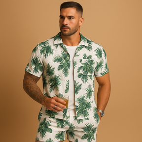 Zomerset voor heren met tropische palmbomen- en verenprint, perfect voor zonnige vakantiedagen en zomerse uitstapjes.