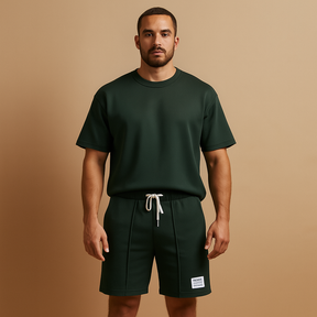 Herenset met T-shirt en korte broek in minimalistisch design, perfect voor loungen, thuisgebruik of zomerse uitstapjes.