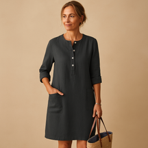 Casual dames tuniekjurk met knopen, zakken en opgerolde mouwen – ideaal voor dagelijks comfort en ontspannen stijl.