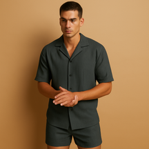 Tweedelige zomeroutfit voor heren met verfijnd design, elegante afwerking en comfortabele pasvorm, ideaal voor stijlvolle zomerse gelegenheden.