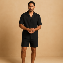 Tweedelige zomeroutfit voor heren met verfijnd design, elegante afwerking en comfortabele pasvorm, ideaal voor stijlvolle zomerse gelegenheden.