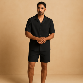 Tweedelige zomeroutfit voor heren met verfijnd design, elegante afwerking en comfortabele pasvorm, ideaal voor stijlvolle zomerse gelegenheden.