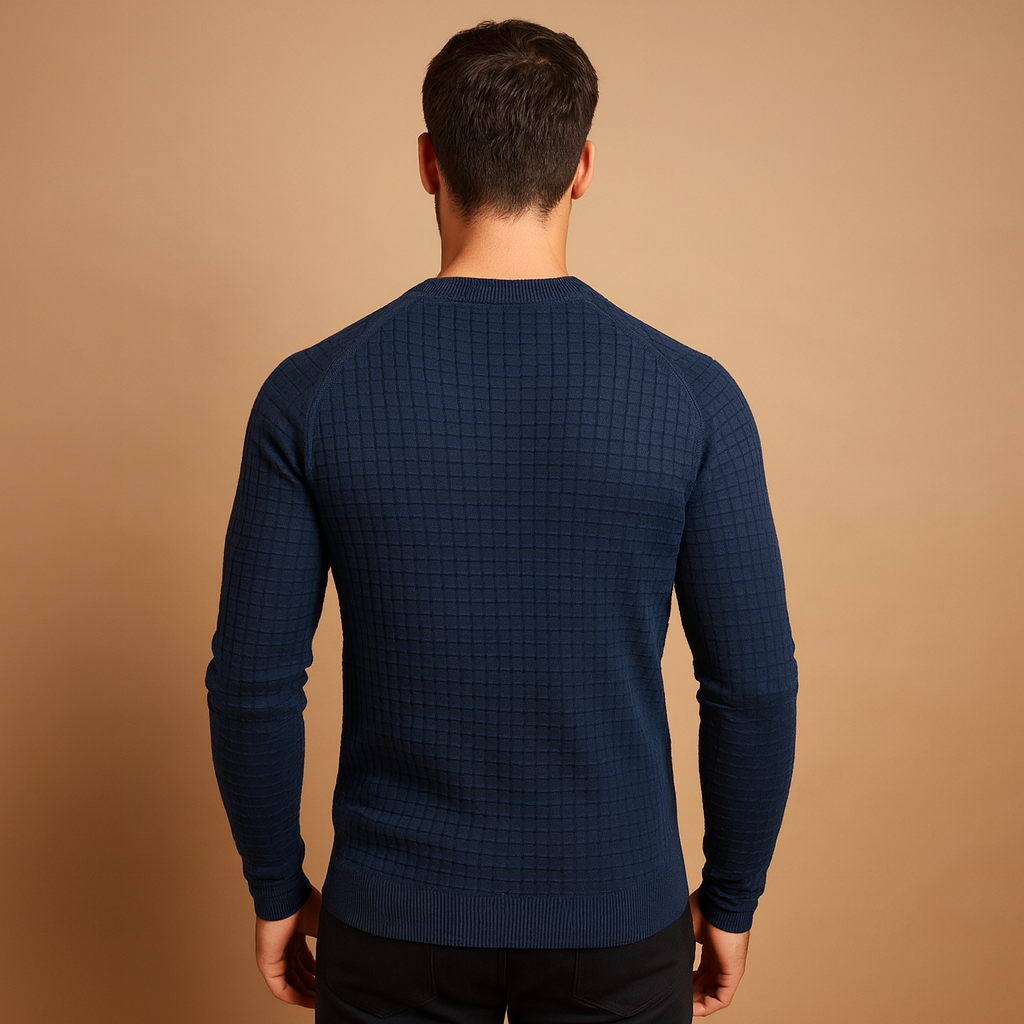 Warme gebreide heren trui met ronde hals, zachte stof en comfortabele pasvorm. Perfect voor koude dagen en veelzijdig te combineren.