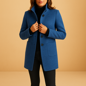 Zachte winterjas voor dames met relaxte pasvorm en tijdloze details. Elegant, warm en comfortabel, ideaal voor dagelijkse winterse gelegenheden.