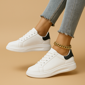 Witte leren sneakers voor dames met strak minimalistisch design, ideaal voor dagelijks gebruik en casual outfits.