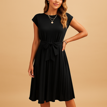 Luchtige dames zomerjurk met elegante snit en getailleerde pasvorm, geschikt voor zomerse dagen, feestjes en vakanties.
