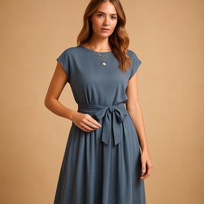 Luchtige dames zomerjurk met elegante snit en getailleerde pasvorm, geschikt voor zomerse dagen, feestjes en vakanties.