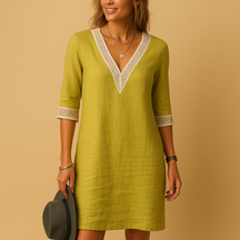 Lichte zomerjurk voor dames met V-hals en kanten details, perfect voor stranddagen en casual zomerlooks.