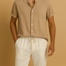 Tweedelige zomeroutfit voor heren met tijdloos design, luchtige pasvorm en ademende stof, perfect voor warme dagen en semi-formele momenten.