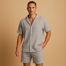 Herenset met V-hals shirt en elastische shorts, ideaal voor informele zomerse dagen, ontspanning en dagelijks comfort.