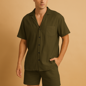 Herenset met V-hals shirt en elastische shorts, ideaal voor informele zomerse dagen, ontspanning en dagelijks comfort.