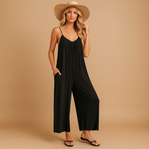 Zomerse dames jumpsuit met verstelbare bandjes, mouwloos en losvallend ontwerp, perfect voor vakantie, feestjes of een warme zomerdag.