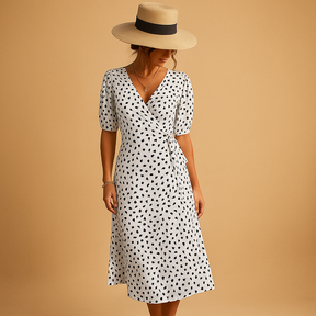 Zomerse V-hals jurk met speelse stippenprint voor dames. Luchtig en stijlvol voor casual dagen en zomerse feestjes.