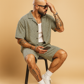 Heren zomerset met geometrisch overhemd en korte broek met elastische taille, ideaal voor ontspannen zomeractiviteiten.
