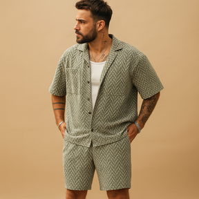 Heren zomerset met geometrisch overhemd en korte broek met elastische taille, ideaal voor ontspannen zomeractiviteiten.