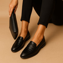 Elegante zwarte damesschoenen met zachte binnenzool en tijdloos design, perfect voor feestelijke gelegenheden of zakelijke outfits.