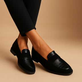 Elegante zwarte damesschoenen met zachte binnenzool en tijdloos design, perfect voor feestelijke gelegenheden of zakelijke outfits.